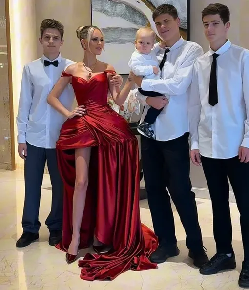 Мария Погребняк с сыновьями