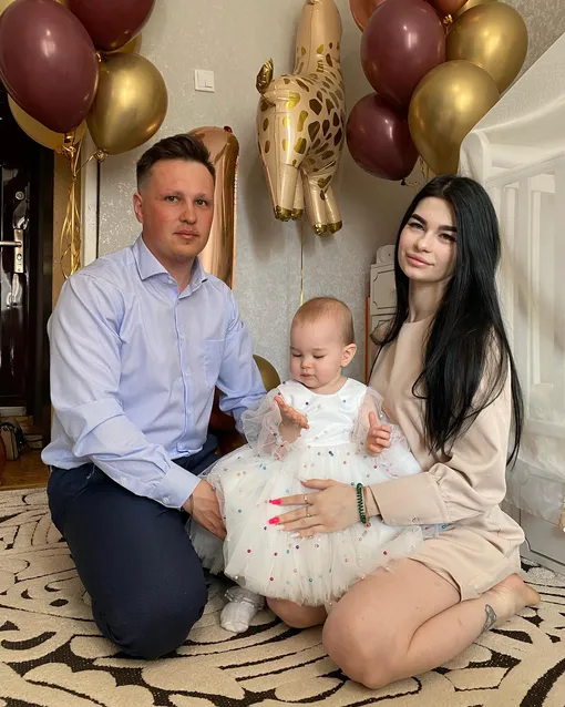 Арина вместе с мужем и дочерью