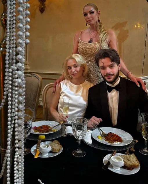 Анастасия Волочкова с дочерью и зятем на их свадьбе