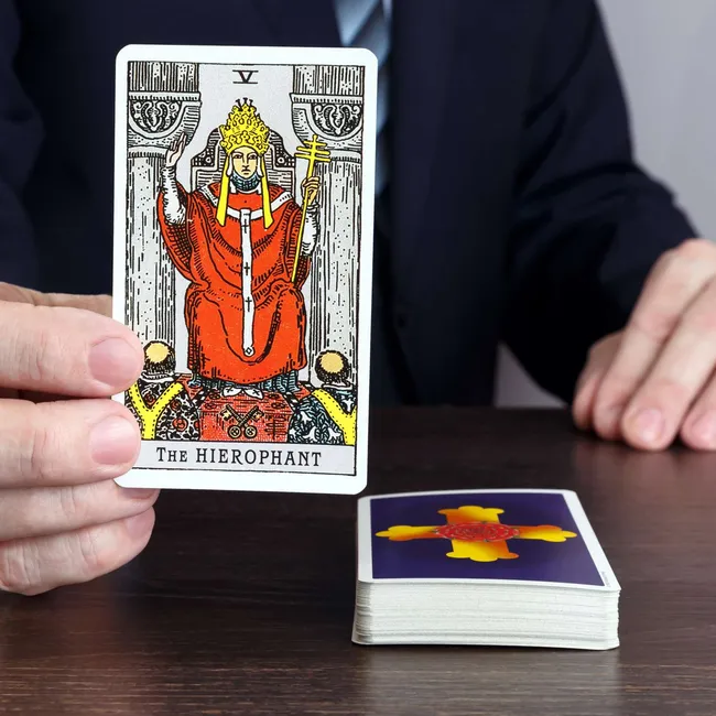 Карта Таро Иерофант: значение и интерпретация в раскладах
