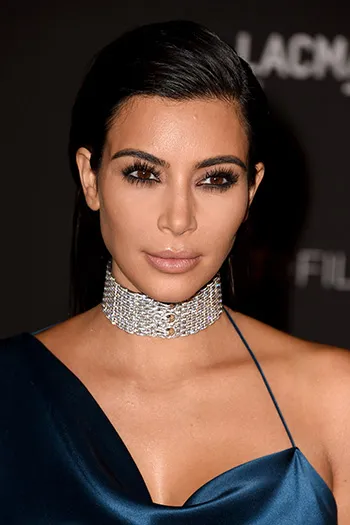 Ким Кардашьян в чокере Cartier