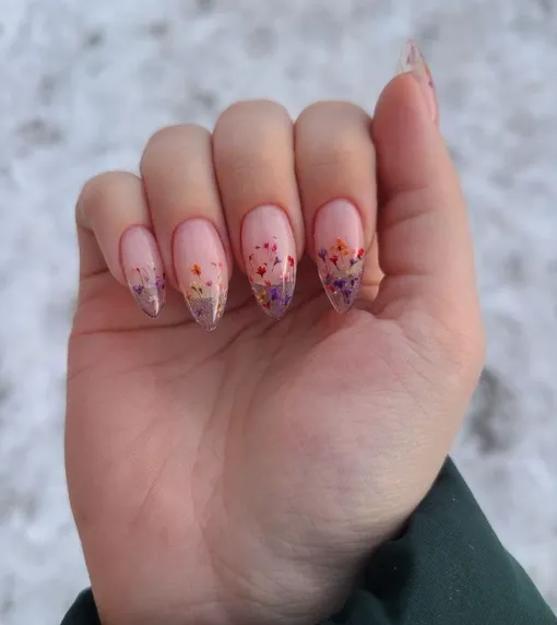 Нарощенные ногти тоже могут выглядеть нежно и элегантно!