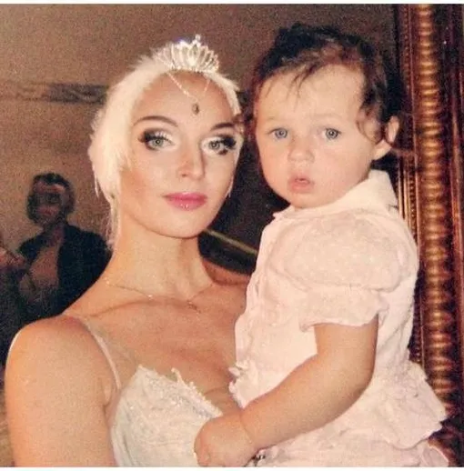 Анастасия Волочкова показала трогательные детские фотографии дочери в ее день рождения Анастасия Волочкова показала трогательные детские фотографии дочери в ее день рождения