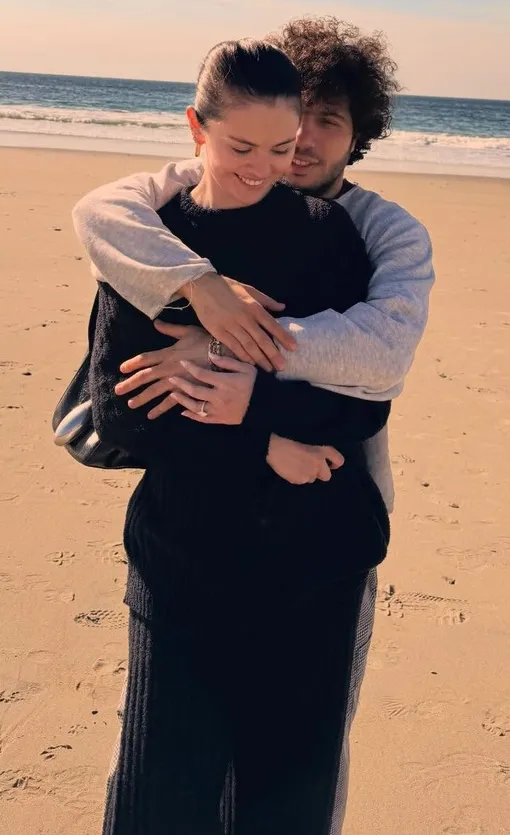 Селена Гомес и Бенни Бланко на пляже Селена Гомес и Бенни Бланко на пляже