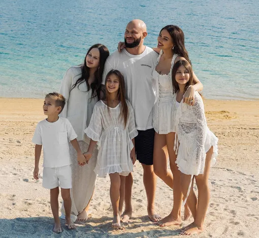 Джиган и Оксана Самойлова с детьми Джиган и Оксана Самойлова с детьми