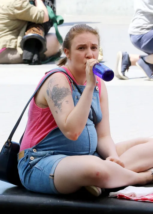 Лина Данэм с накладным животом