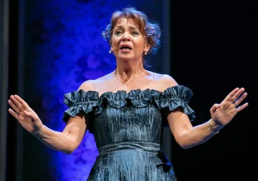 Светлана Письмиченко на сцене Театра имени Ленсовета