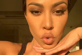 Кортни Кардашьян показала грудь после слов Ким, что она «наименее сексуальная» Кортни Кардашьян показала грудь после слов Ким, что она «наименее сексуальная»