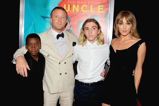 Гай Ричи с женой Джеки Эйнсли и детьми