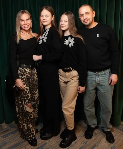 Александра с дочками Полиной и Ариной, мужем Олегом Верещагиным