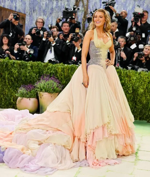 Блейк Лайвли произвела фурор нарядом на Met Gala