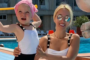 2-летняя дочь Леры Кудрявцевой забавно потанцевала в Турции: умилительное видео 2-летняя дочь Леры Кудрявцевой забавно потанцевала в Турции: умилительное видео