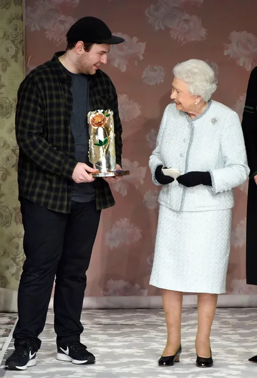 Ричард Куинн и королева Елизавета II Ричард Куинн и королева Елизавета II