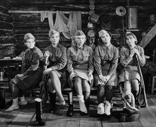 Ирина Шевчук, Ольга Остроумова, Елена Драпеко, Ирина Долганова и Екатерина Маркова в фильме «...А зори здесь тихие», 1972 год