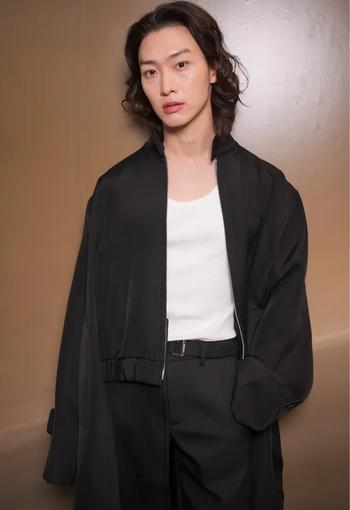 Сан Хон Ли на показе Sacai