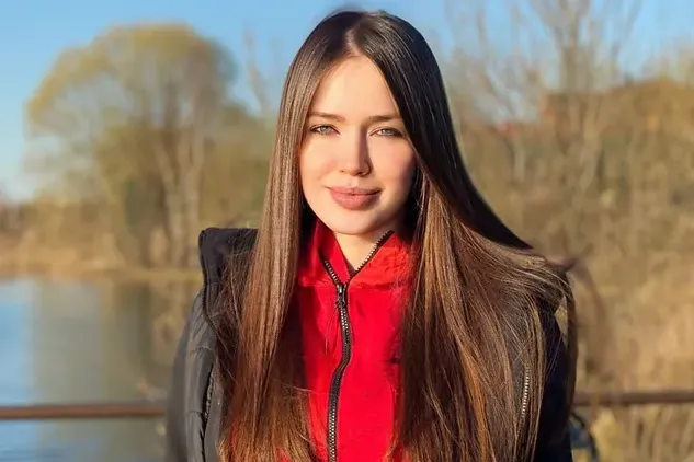 «Ты боялась моря»: Анастасия Костенко показала младшую сестру по важному поводу