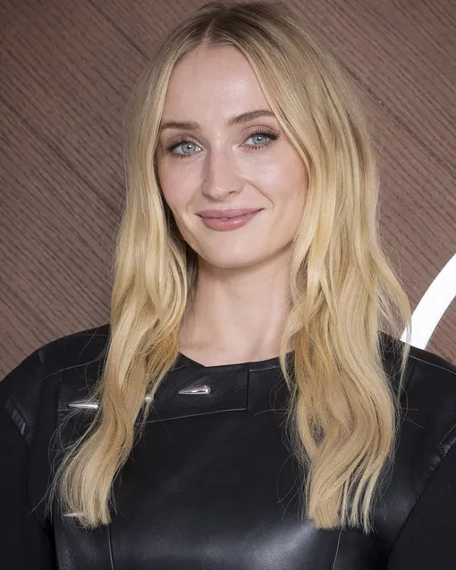 Мягкий блонд подчеркивает аристократические черты лица Софи Мягкий блонд подчеркивает аристократические черты лица Софи