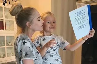 Алена Шишкова показала, как дочь делает ей переводную татуировку Алена Шишкова показала, как дочь делает ей переводную татуировку