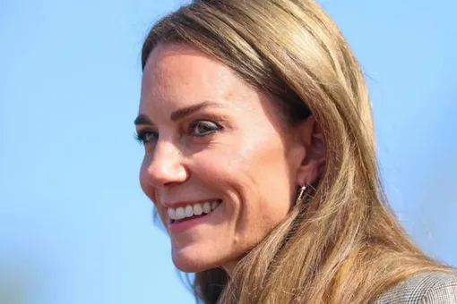 Кейт Миддлтон в элегантном брючном костюме приехала на старинную ткацкую фабрику Кейт Миддлтон в элегантном брючном костюме приехала на старинную ткацкую фабрику