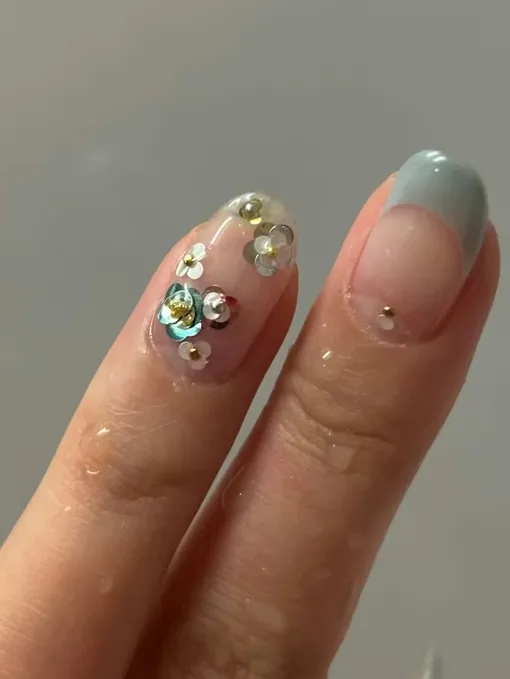 Ностальгический маникюр с пайетками в стиле Y2K