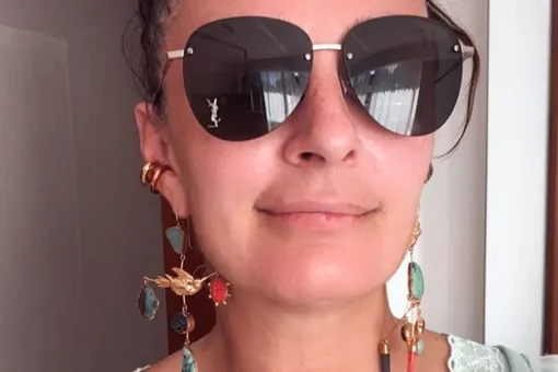 Елена Ваенга снялась в блузке с глубоким декольте на курорте в Турции