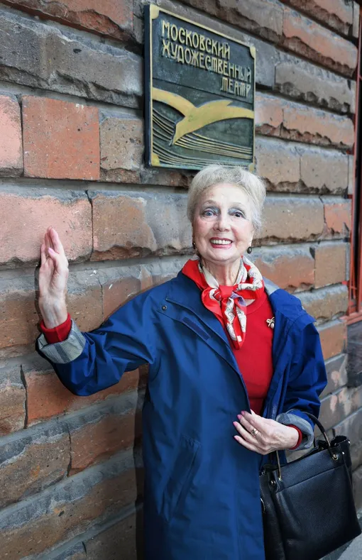 Лариса Жуковская у МХАТ им. Горького. 31 августа 2021 года Лариса Жуковская у МХАТ им. Горького. 31 августа 2021 года