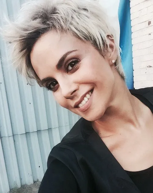 Однако в реальности Настя не осмелилась поменять цвет волос, а просто примерила парик блондинка брюнетка и шатенка