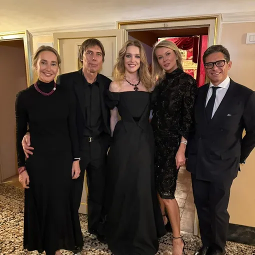 Наталья Водянова с друзьями в La Scala