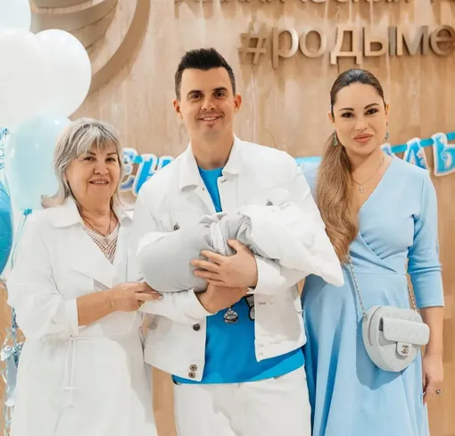 Кирилл и Дарья Туриченко с врачом на выписке из роддома