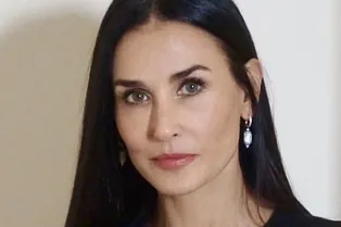 Звезда в бикини под струями водопада: Деми Мур побывала в Гранд-Каньоне Звезда в бикини под струями водопада: Деми Мур побывала в Гранд-Каньоне