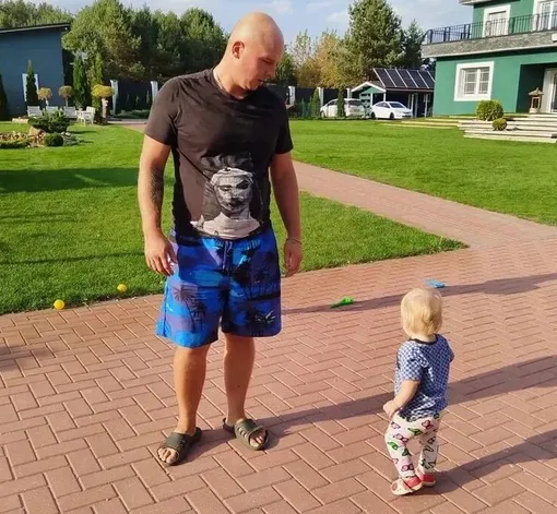 Владимир Витиков с младшей дочерью Владимир Витиков с младшей дочерью