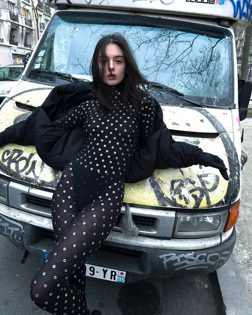 Дева Кассель «засветила» грудь в полупрозрачном комбинезоне