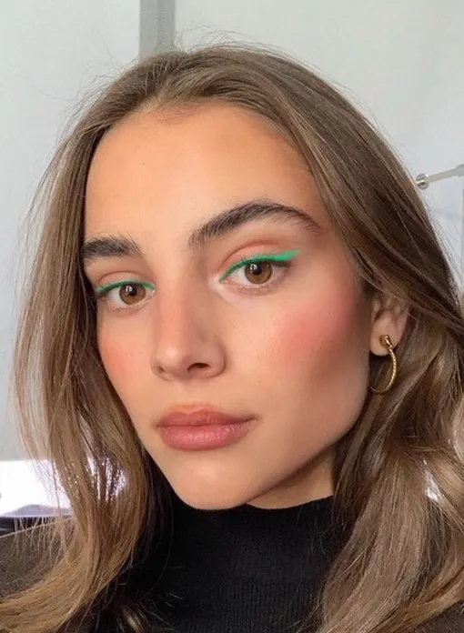 Зеленая подводка + холеная кожа и нюдовые губы — отличный способ преобразить повседневный макияж Зеленая подводка + холеная кожа и нюдовые губы — отличный способ преобразить повседневный макияж