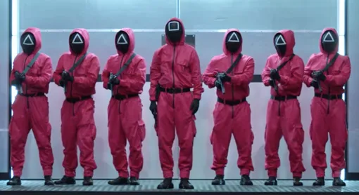 Хван Дон-хёк объяснил, что означают символы на шлемах солдат Хван Дон-хёк объяснил, что означают символы на шлемах солдат