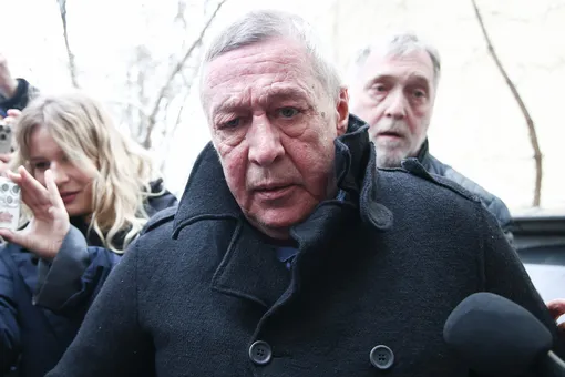 Креветки на ужин и прятки с журналистами: как Михаил Ефремов провел первый день на свободе