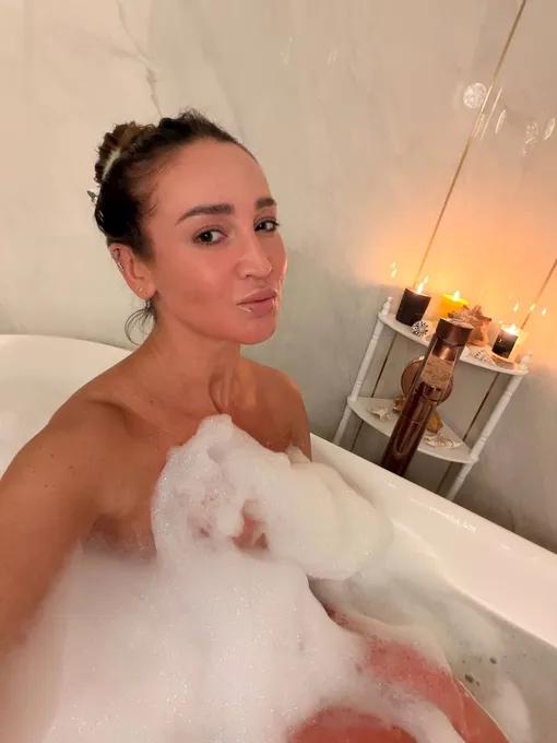 Ольга Бузова в ванне