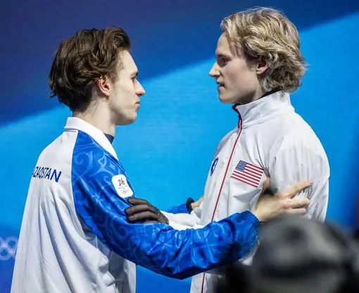 Михаил Шайдоров утешает Илью Малинина после его провала произвольной программы