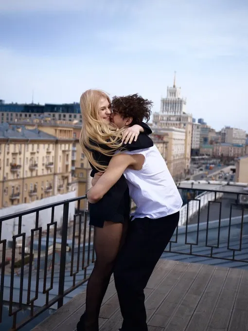 Александра Трусова крепко обняла мужа-фигуриста