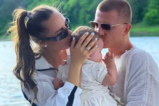 Певица Ханна показала, как муж усадил девятимесячную дочь за руль Певица Ханна показала, как муж усадил девятимесячную дочь за руль