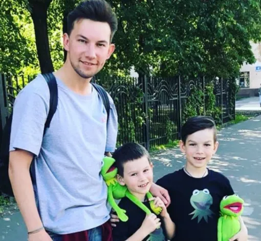 Кирилл Емельянов с сыновьями Кирилл Емельянов с сыновьями