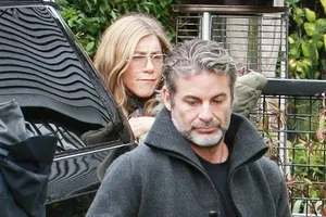 Очаровал подруг: Дженнифер Энистон познакомила бойфренда с партнершами по сериалу «Друзья» Кортни Кокс и Лизой Кудроу Очаровал подруг: Дженнифер Энистон познакомила бойфренда с партнершами по сериалу «Друзья» Кортни Кокс и Лизой Кудроу