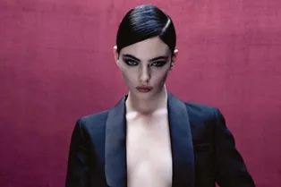 Юная модель без бюстгальтера: дочь Моники Беллуччи снялась в пиджаке на голое тело