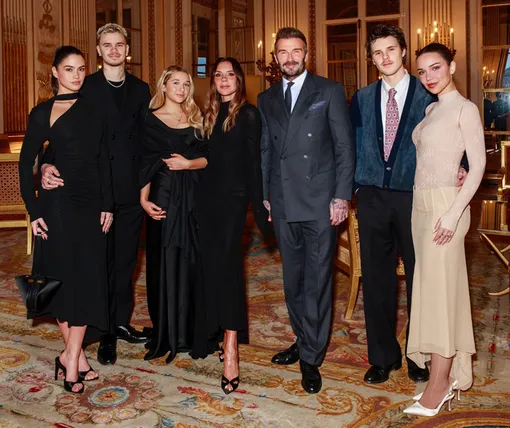 Виктория Бекхэм с мужем, детьми и невестками