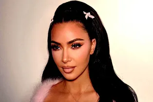 Ким Кардашьян подчеркнула грудь винтажным платьем Тьерри Мюглера, на создание которого его вдохновил Вячеслав Зайцев