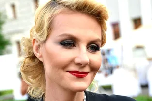 Рената Литвинова в платье без бретелей впервые вышла в свет после карантина Рената Литвинова в платье без бретелей впервые вышла в свет после карантина