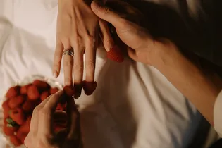 Успеваем в последний вагон: идеи для подарков на 14 февраля, которые не требуют усилий и времени