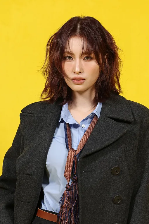 Момо из Twice продемонстрировала почти невесомый вариант терракотовой помады