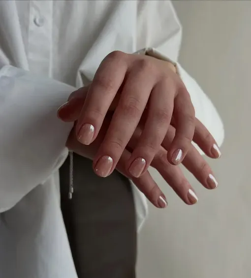 Эффекта хромированных ногтей можно достичь с помощью втирки