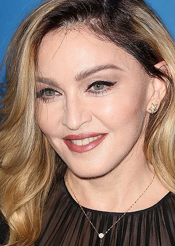 Мягкие дуги на лице звезды смотрятся гармонично. брови звезд