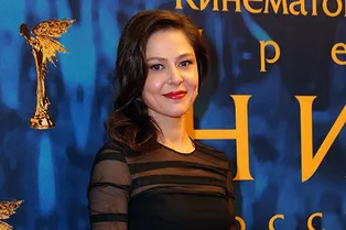 Образ дня: Елена Лядова в Versace Образ дня: Елена Лядова в Versace